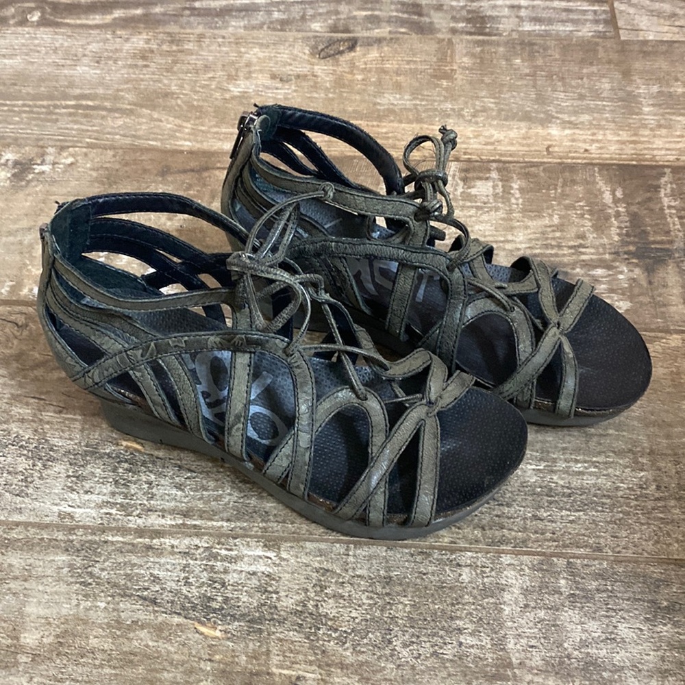 OTBT dark grey sandals with cute details!
